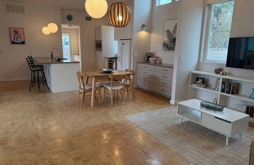 Cherrywood House | Cute Cherrywood Stay. Walkable Fun in East Austin