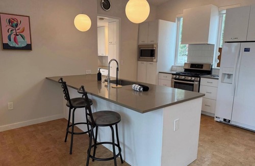 Cherrywood House | Cute Cherrywood Stay. Walkable Fun in East Austin