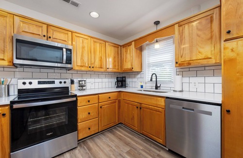Colington House | Cute & Clean Canalfront | 6 guests | Hot tub