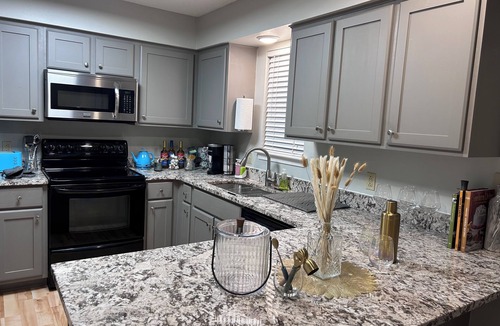 Little Rock House | Cute, clean, convenient mid to long-term rental in West LR! Garage & yard!