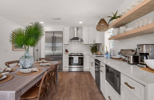 Kiska Beach House | Cute & Coastal with Room for 9, Mins to the Beach + Free Attraction Tickets!