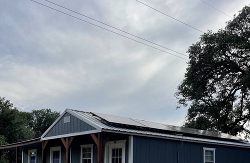 Marble Falls Cabin | Cute Comfy Cabin 3 Bed 1 Bath