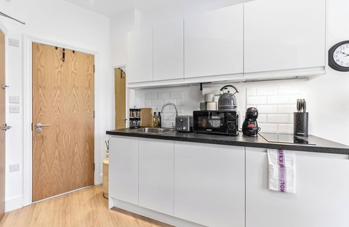 King's Cross Apartment | Cute & Compact—Petite Studio with Style!