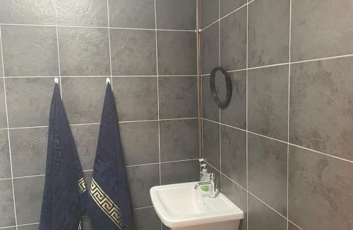 Bathgate Villa | Cute Cottage Central Bathgate