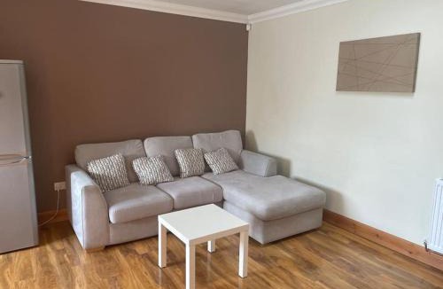 Bathgate Villa | Cute Cottage Central Bathgate