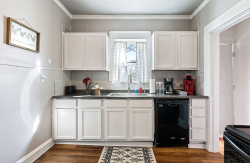 Waco Cottage | Cute Cottage close in Downtown Waco close to Magnolia, Baylor Uni., Cameron Park