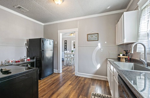 Waco Cottage | Cute Cottage close in Downtown Waco close to Magnolia, Baylor Uni., Cameron Park