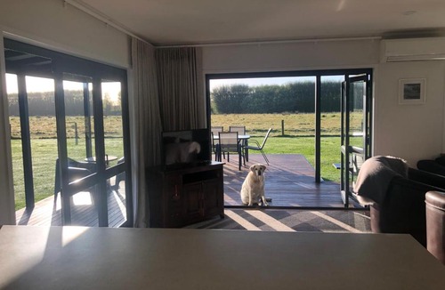 Longlands Villa | Cute Cottage Close to Town