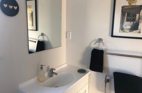 Longlands Villa | Cute Cottage Close to Town