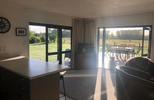 Longlands Villa | Cute Cottage Close to Town