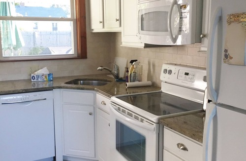 Clinton House | Cute Cottage in Private Beach Association