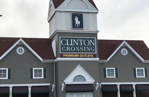 Clinton House | Cute Cottage in Private Beach Association