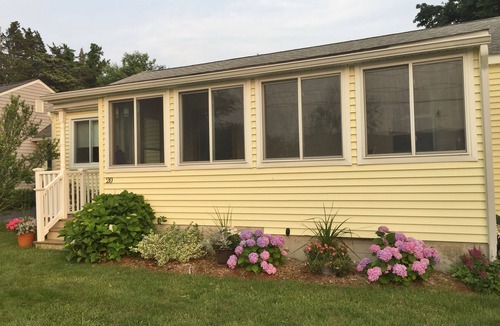 Clinton House | Cute Cottage in Private Beach Association