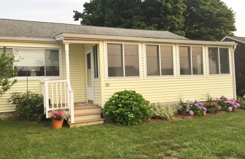 Clinton House | Cute Cottage in Private Beach Association