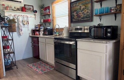 Carmine Cottage | Cute cottage just 5 minutes from Round Top!