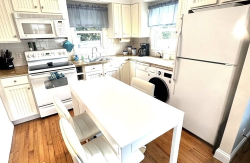 Easton's Point Cottage | Cute cottage located between First and Second Beaches.