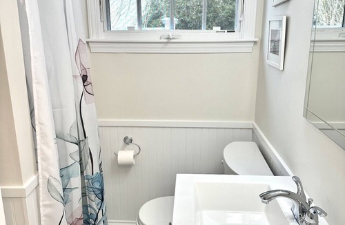 Easton's Point Cottage | Cute cottage located between First and Second Beaches.