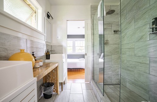 Fairmount Park Cottage | Cute Cottage Near Everything/DT