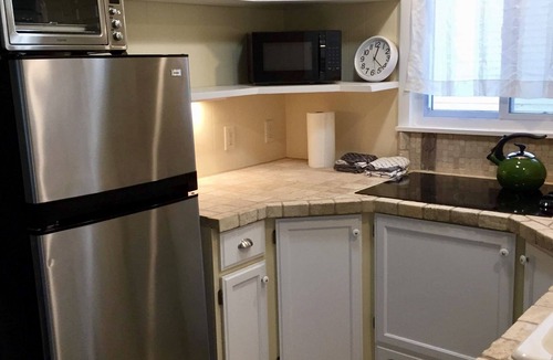 Pentwater Cottage | Cute cottage short walk from the beach.
