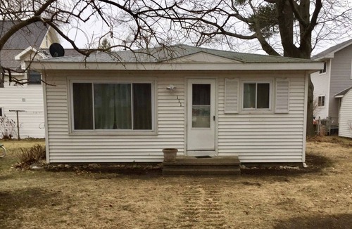 Pentwater Cottage | Cute cottage short walk from the beach.