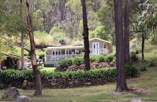 Megalong Valley Cottage | Cute Cottage with Log Burning Fire, close to Wineries