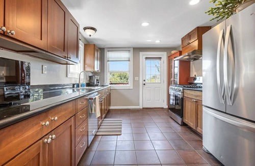 Mid-Beacon Hill House | Cute Cottage with Hot Tub