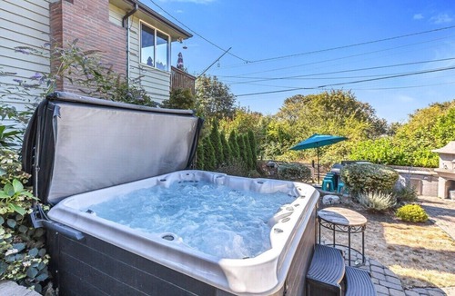 Mid-Beacon Hill House | Cute Cottage with Hot Tub