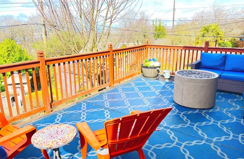 Mid-Beacon Hill House | Cute Cottage with Hot Tub