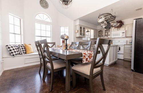 Crawford House | Cute Country Home Minutes From Magnolia & Baylor