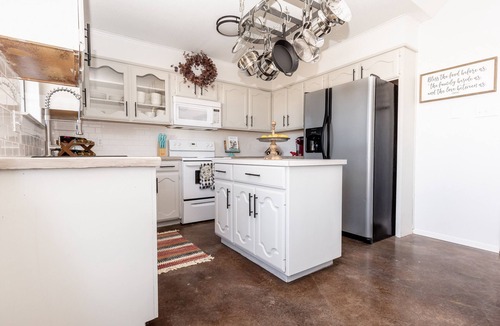 Crawford House | Cute Country Home Minutes From Magnolia & Baylor