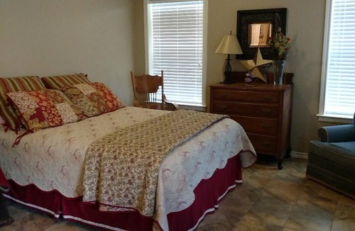 Bryan House | CUTE COUNTRY PRIVATE GUEST SUITE