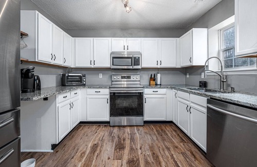 Durham House | Cute, Cozy, Comfy pet friendly 4 Bedroom with Fenced yard!n