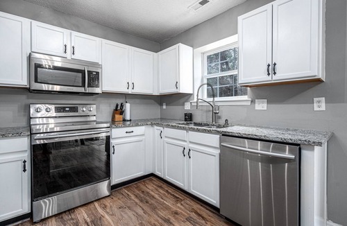 Durham House | Cute, Cozy, Comfy pet friendly 4 Bedroom with Fenced yard!n