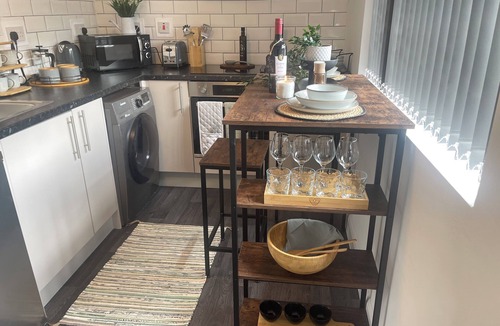 Wolverhampton Apartment | Cute+cozy Guesthouse for 2 +secure Offroad Parking