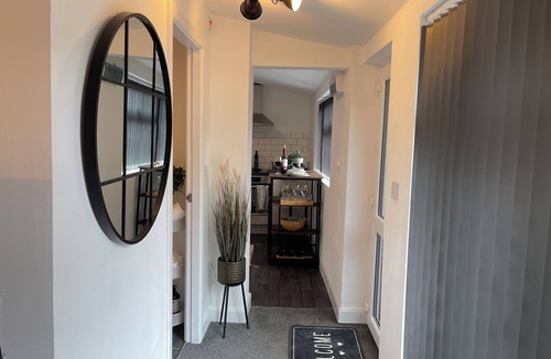 Wolverhampton Apartment | Cute+cozy Guesthouse for 2 +secure Offroad Parking