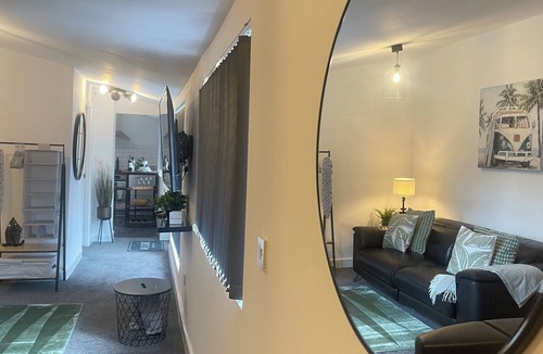 Wolverhampton Apartment | Cute+cozy Guesthouse for 2 +secure Offroad Parking