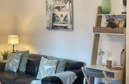 Wolverhampton Apartment | Cute+cozy Guesthouse for 2 +secure Offroad Parking