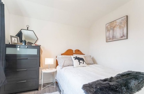 Clearview Township House | Cute Cozy Hudson Bay style house 2 bedroom in ski country