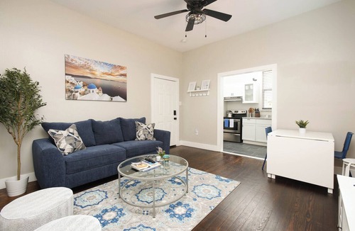 Government Hill Apartment | Cute/Cozy mins. from everything! + Cowboy pool