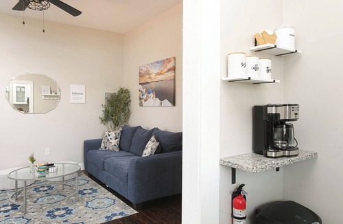 Government Hill Apartment | Cute/Cozy mins. from everything! + Cowboy pool
