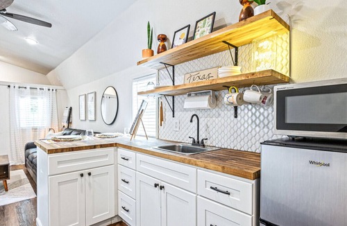 Waco Cottage | Cute & Cozy Tiny House Minutes to Downtown Waco!