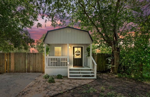 Waco Cottage | Cute & Cozy Tiny House Minutes to Downtown Waco!