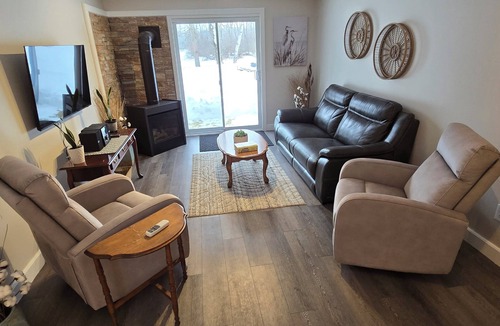 Nipissing Cottage | Cute Creekside Cottage with direct access to Lake Nipissing