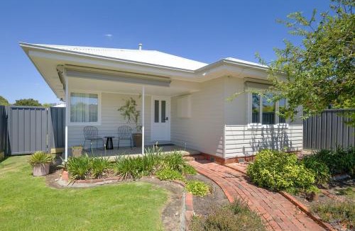 Wodonga House | Cute Cummings St Cottage