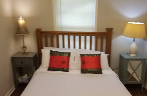 East Durham House | Cute Fenced Downtwn Domicile Pet Friendly near Duke Hospital