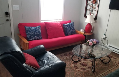 East Durham House | Cute Fenced Downtwn Domicile Pet Friendly near Duke Hospital