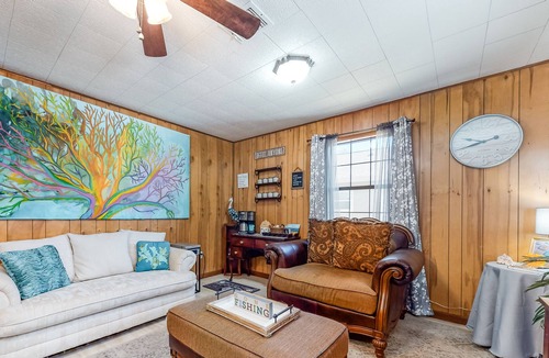 Aransas Pass House | Cute home with fast WiFi, central AC, fenced yard, screened porch, firepit & W/D