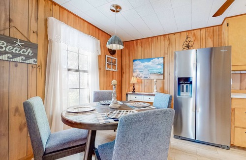 Aransas Pass House | Cute home with fast WiFi, central AC, fenced yard, screened porch, firepit & W/D