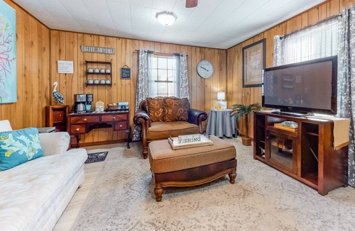 Aransas Pass House | Cute home with fast WiFi, central AC, fenced yard, screened porch, firepit & W/D