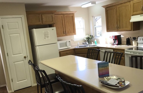 Lone Rock House | Cute House w/Deck Overlooking White River